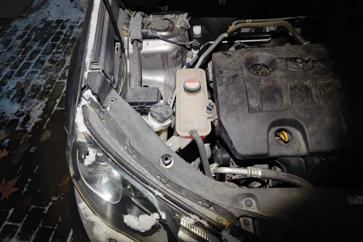 Used Toyota RAV4 2015 2.0L CVT Two-Wheel Drive Fashion Edition Engine Bay Right