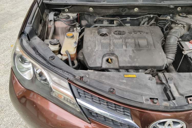 Used Toyota RAV4 2015 2.0L CVT Two-Wheel Drive Fashion Edition Engine Bay Right