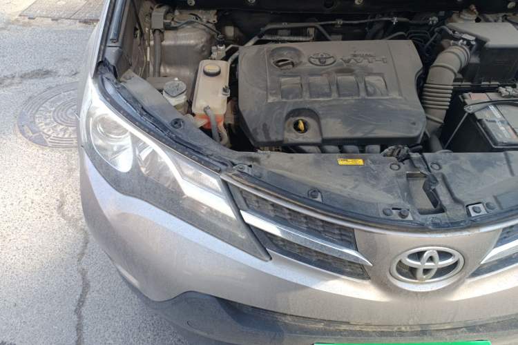 Used Toyota RAV4 2015 2.0L CVT Two-Wheel Drive Fashion Edition Engine Bay Right