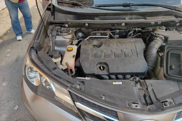 Used Toyota RAV4 2015 2.0L CVT Two-Wheel Drive Fashion Edition Engine Bay Right