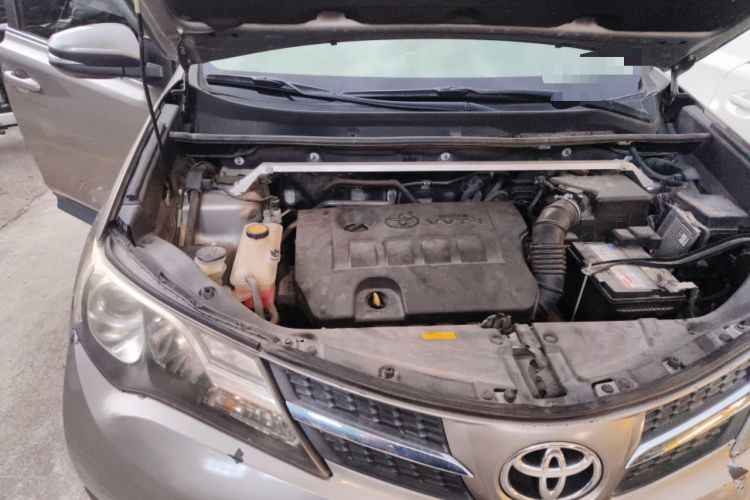 Used Toyota RAV4 2015 2.0L CVT Two-Wheel Drive Fashion Edition Engine Bay Right