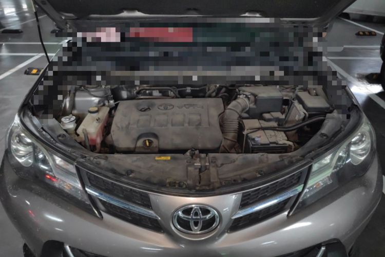Used Toyota RAV4 2015 2.0L CVT Two-Wheel Drive Fashion Edition Engine Bay