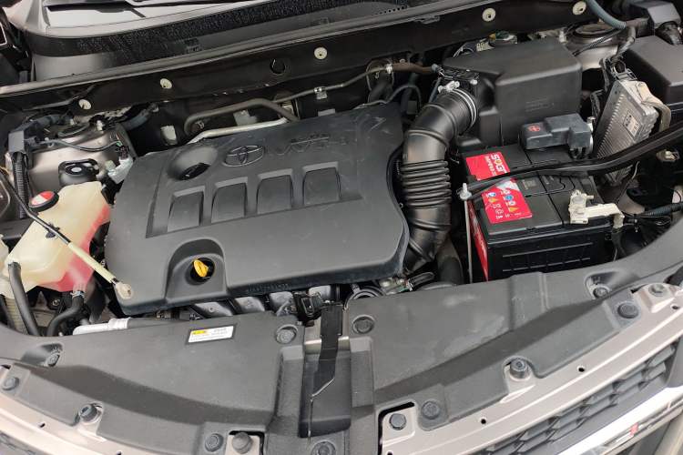 Used Toyota RAV4 2015 2.0L CVT Two-Wheel Drive Fashion Edition Engine Bay