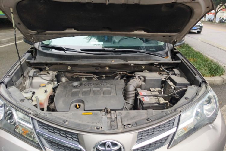 Used Toyota RAV4 2015 2.0L CVT Two-Wheel Drive Fashion Edition Engine Bay
