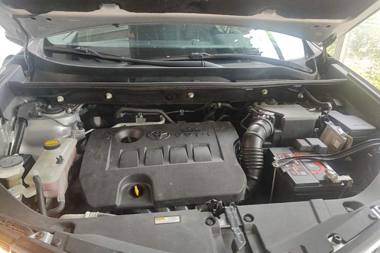 Used Toyota RAV4 2015 2.0L CVT Two-Wheel Drive Fashion Edition Engine Bay