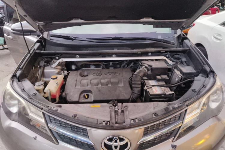 Used Toyota RAV4 2015 2.0L CVT Two-Wheel Drive Fashion Edition Engine Bay