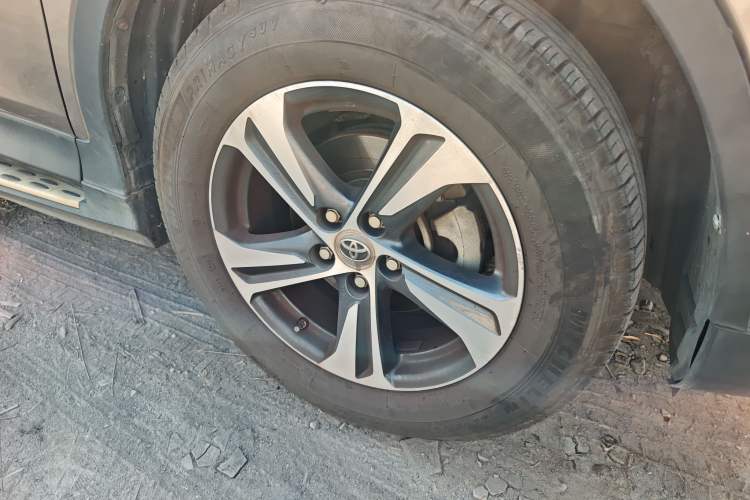 Used Toyota RAV4 2015 2.0L CVT Two-Wheel Drive Fashion Edition Exterior 2