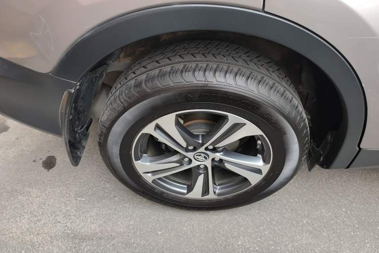 Used Toyota RAV4 2015 2.0L CVT Two-Wheel Drive Fashion Edition Exterior 5