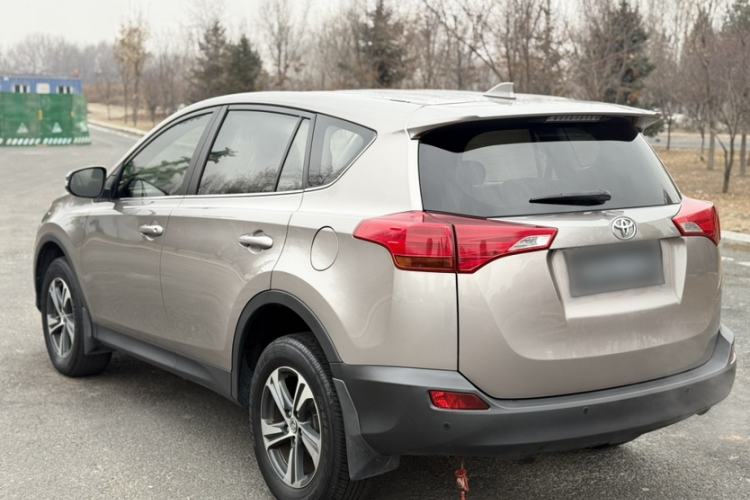 Used Toyota RAV4 2015 2.0L CVT Two-Wheel Drive Fashion Edition Exterior 5