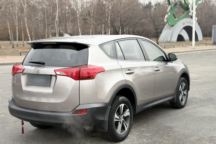 Used Toyota RAV4 2015 2.0L CVT Two-Wheel Drive Fashion Edition Exterior 8