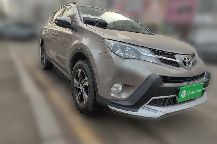 Used Toyota RAV4 2015 2.0L CVT Two-Wheel Drive Fashion Edition Front Right 45 Deg