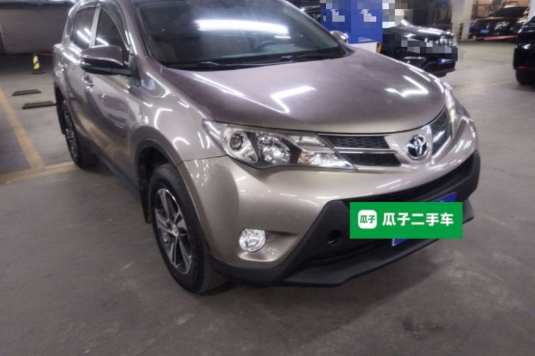 Used Toyota RAV4 2015 2.0L CVT Two-Wheel Drive Fashion Edition Front Right 45 Deg