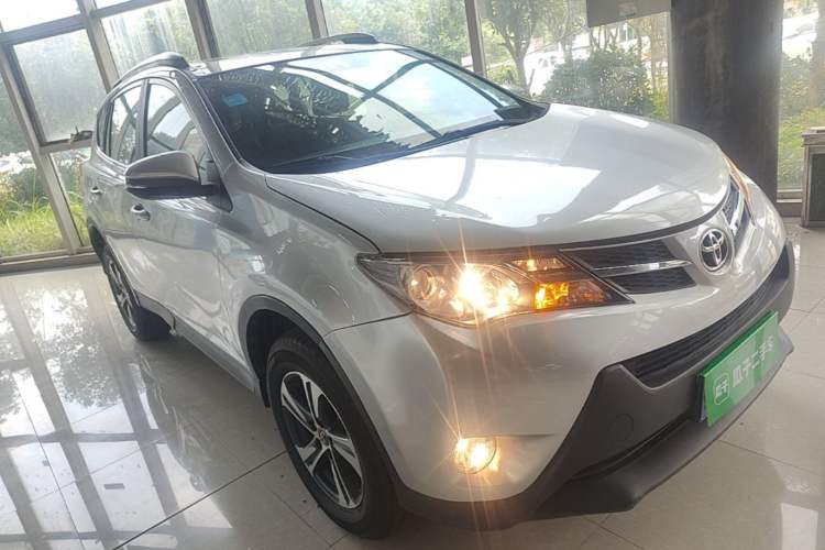 Used Toyota RAV4 2015 2.0L CVT Two-Wheel Drive Fashion Edition Front Right 45 Deg