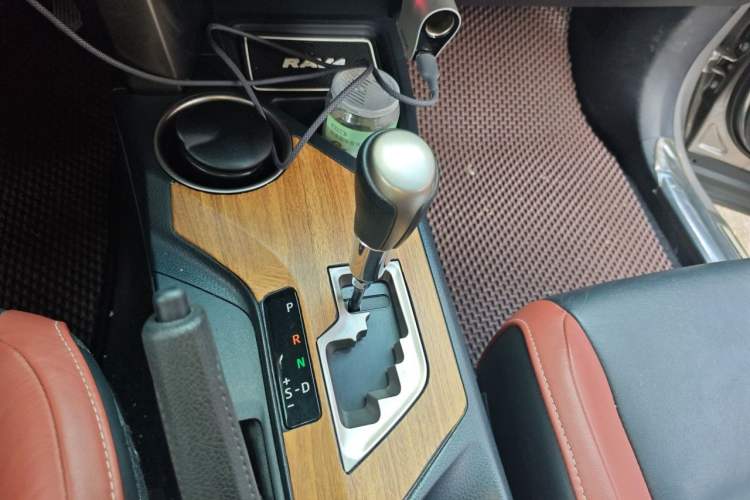 Used Toyota RAV4 2015 2.5L Automatic 4x4 Elite Edition Gear Lever