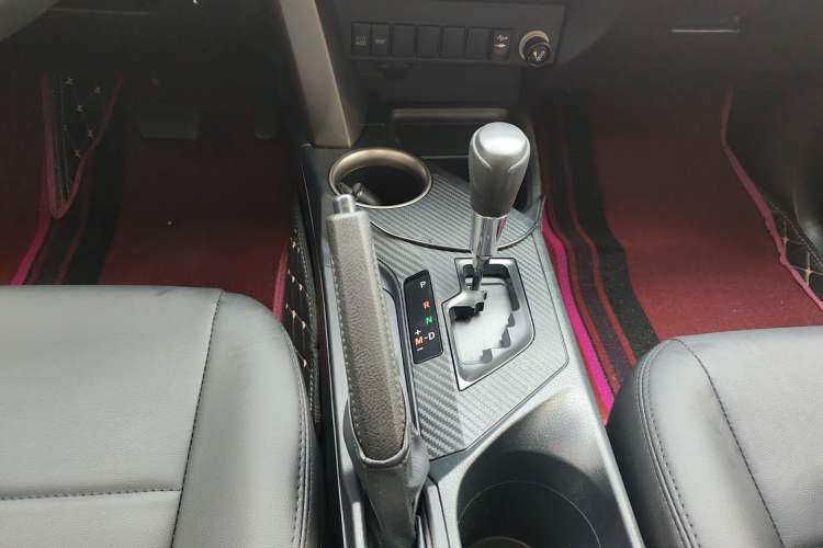 Used Toyota RAV4 2015 2.0L CVT Two-Wheel Drive Fashion Edition Gear Lever