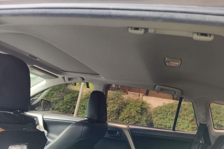 Used Toyota RAV4 2015 2.0L CVT Two-Wheel Drive Fashion Edition Headliner