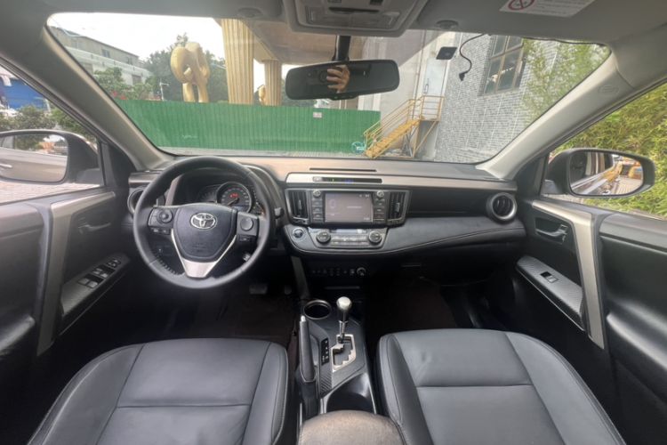 Used Toyota RAV4 2015 2.5L Automatic 4x4 Luxury Edition Interior 1