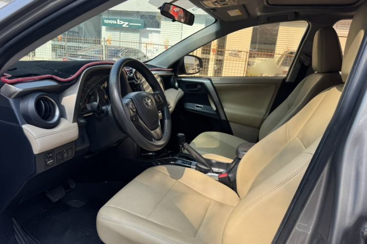 Used Toyota RAV4 2015 2.0L CVT Two-Wheel Drive Fashion Edition Interior 1