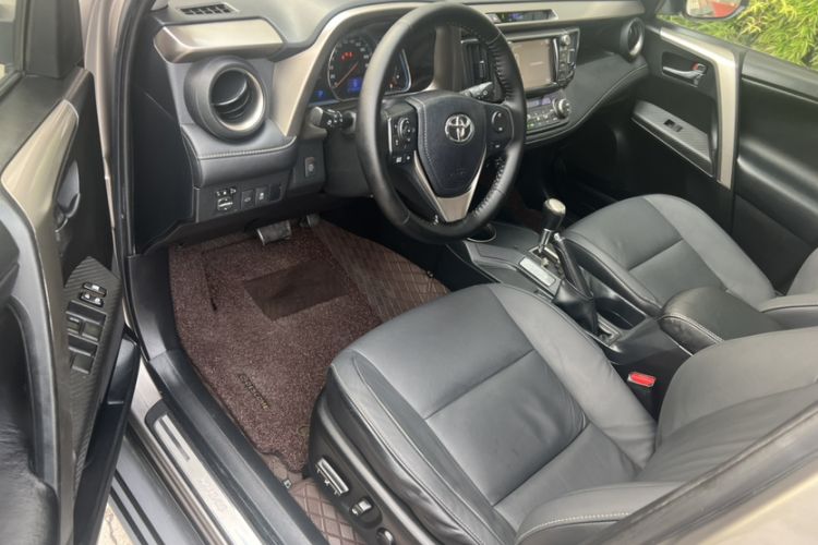 Used Toyota RAV4 2015 2.5L Automatic 4x4 Luxury Edition Interior 10