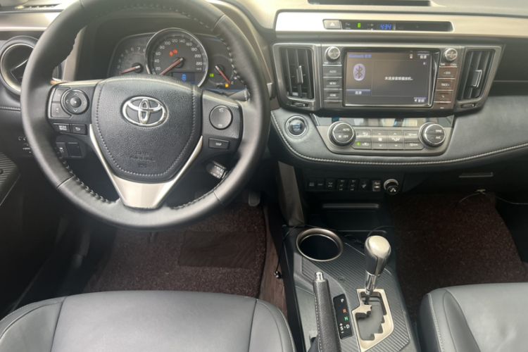 Used Toyota RAV4 2015 2.5L Automatic 4x4 Luxury Edition Interior 2