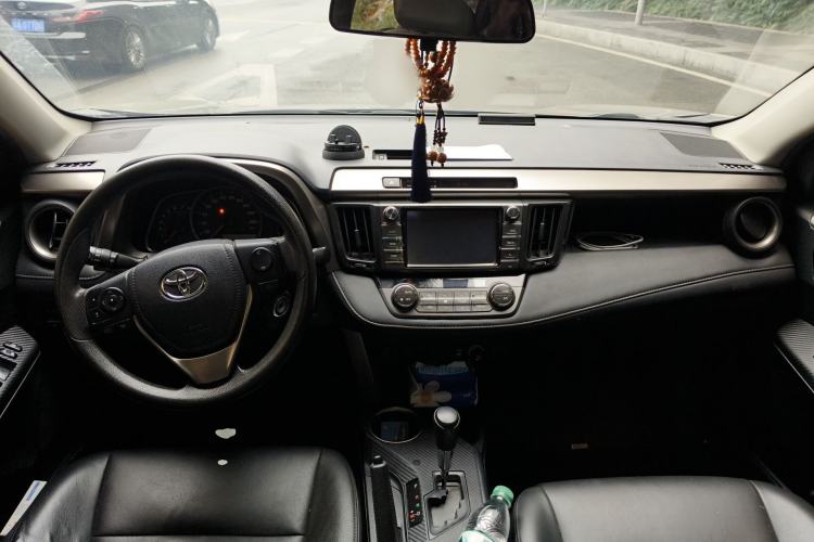 Used Toyota RAV4 2015 2.0L CVT Two-Wheel Drive Fashion Edition Interior 2