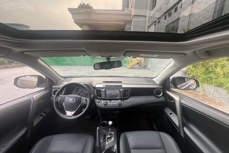 Used Toyota RAV4 2015 2.5L Automatic 4x4 Luxury Edition Interior 3