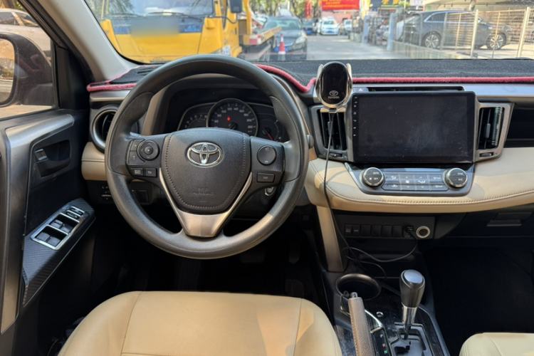 Used Toyota RAV4 2015 2.0L CVT Two-Wheel Drive Fashion Edition Interior 3