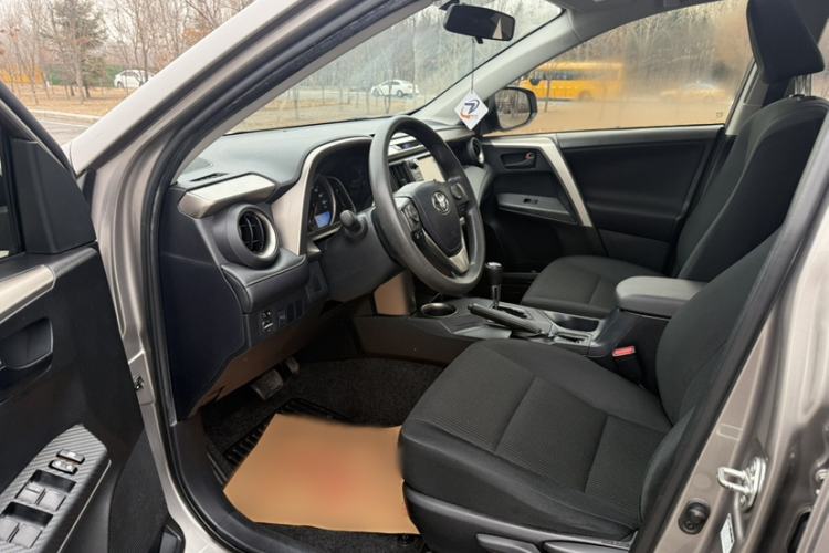 Used Toyota RAV4 2015 2.0L CVT Two-Wheel Drive Fashion Edition Interior 3