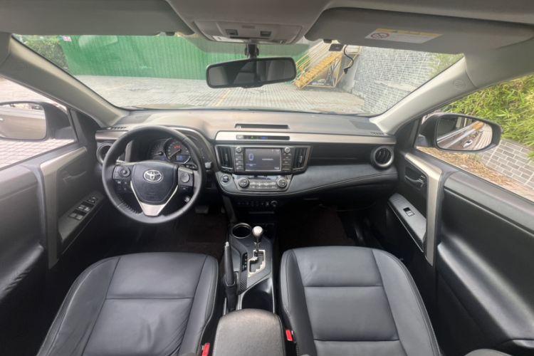 Used Toyota RAV4 2015 2.5L Automatic 4x4 Luxury Edition Interior 4