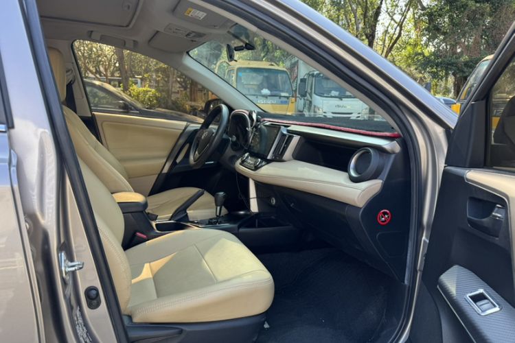 Used Toyota RAV4 2015 2.0L CVT Two-Wheel Drive Fashion Edition Interior 4
