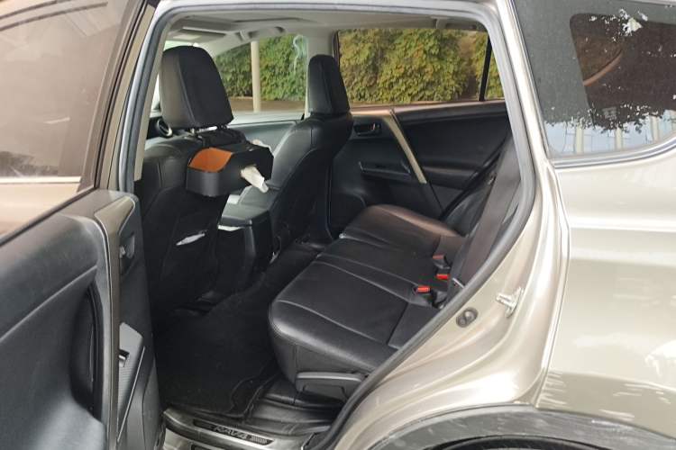 Used Toyota RAV4 2015 2.0L CVT Two-Wheel Drive Fashion Edition Interior 4