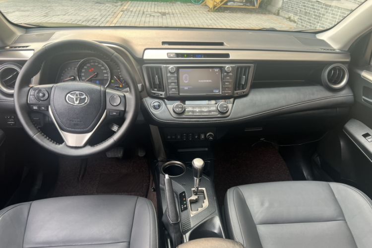 Used Toyota RAV4 2015 2.5L Automatic 4x4 Luxury Edition Interior 5