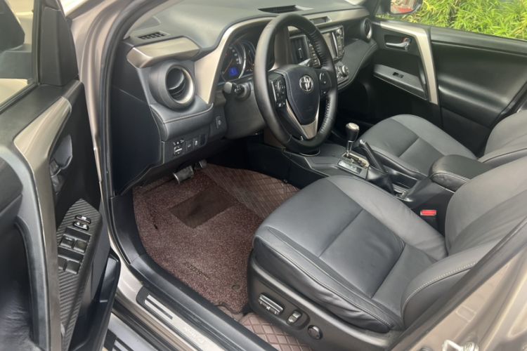Used Toyota RAV4 2015 2.5L Automatic 4x4 Luxury Edition Interior 7