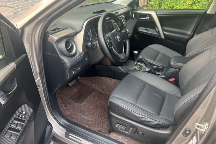 Used Toyota RAV4 2015 2.5L Automatic 4x4 Luxury Edition Interior 8