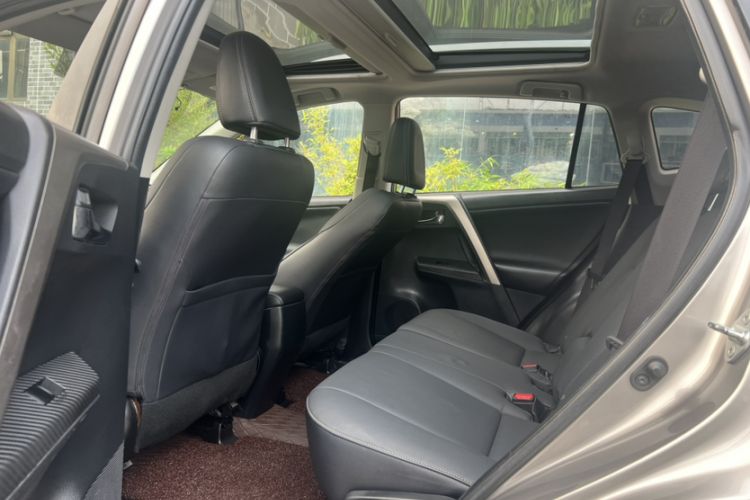 Used Toyota RAV4 2015 2.5L Automatic 4x4 Luxury Edition Interior 9
