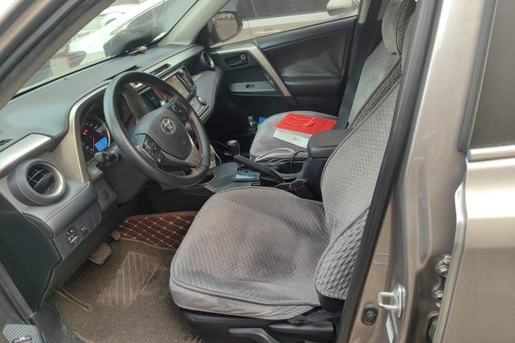 Used Toyota RAV4 2015 2.0L CVT Two-Wheel Drive Fashion Edition Left Front Seat