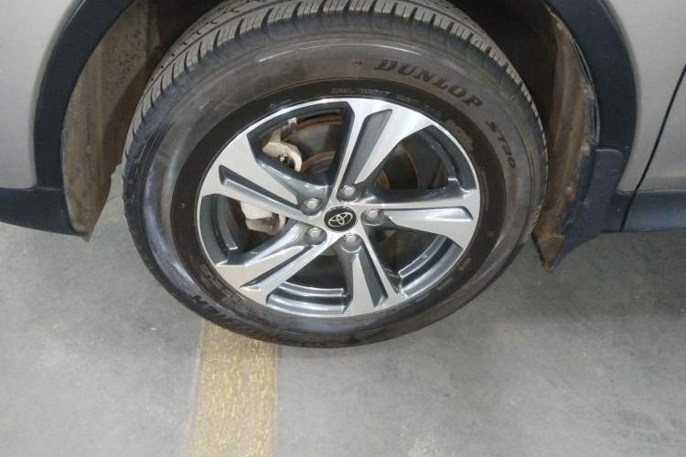 Used Toyota RAV4 2015 2.0L CVT Two-Wheel Drive Fashion Edition Left Front Wheel Hub