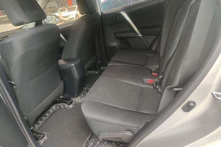 Used Toyota RAV4 2015 2.0L CVT Two-Wheel Drive Fashion Edition Left Rear Seat
