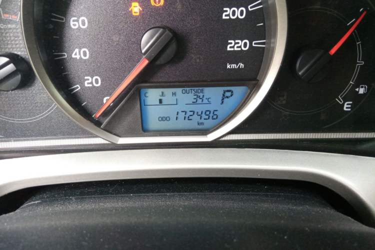 Used Toyota RAV4 2015 2.0L CVT Two-Wheel Drive Fashion Edition Odometer Close Up
