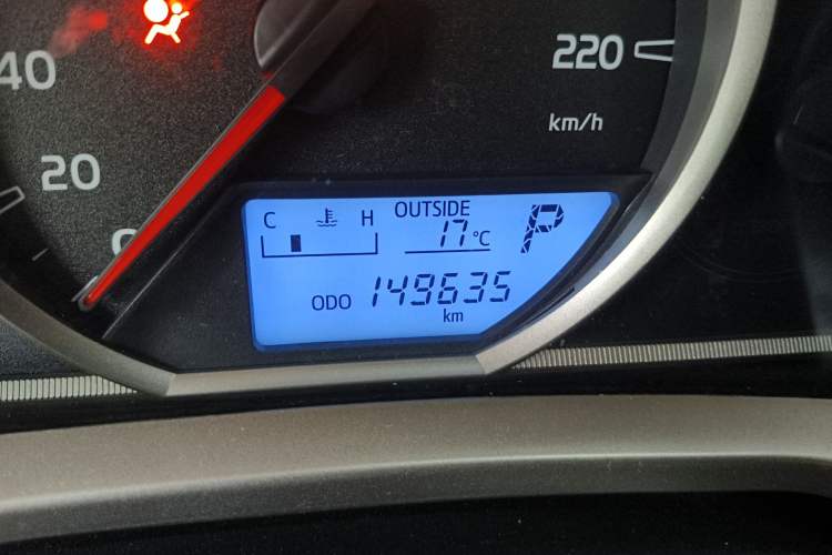 Used Toyota RAV4 2015 2.0L CVT Two-Wheel Drive Fashion Edition Odometer Close Up