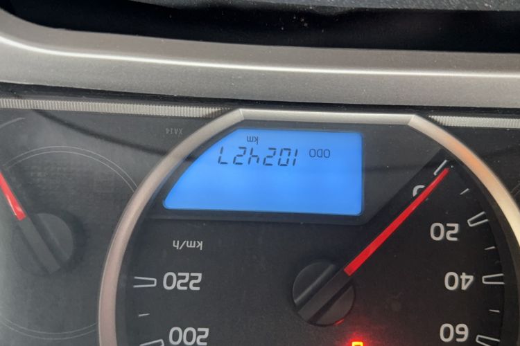 Used Toyota RAV4 2015 2.0L CVT Two-Wheel Drive Fashion Edition Odometer Close Up