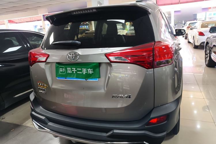 Used Toyota RAV4 2015 2.0L CVT Two-Wheel Drive Fashion Edition Rear