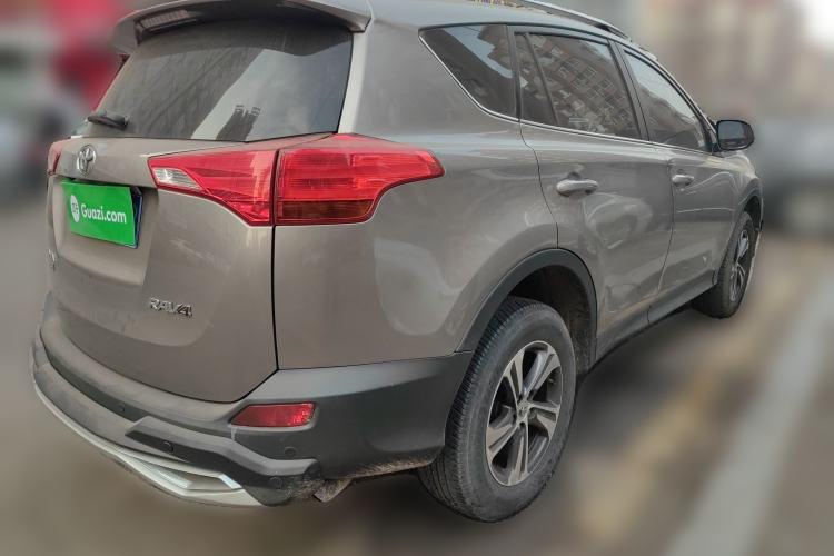 Used Toyota RAV4 2015 2.0L CVT Two-Wheel Drive Fashion Edition Rear Right 45 Deg
