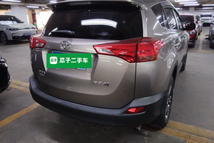 Used Toyota RAV4 2015 2.0L CVT Two-Wheel Drive Fashion Edition Rear Right 45 Deg