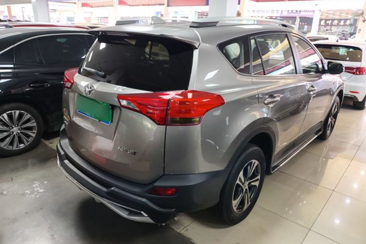 Used Toyota RAV4 2015 2.0L CVT Two-Wheel Drive Fashion Edition Rear Right 45 Deg