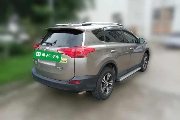 Used Toyota RAV4 2015 2.0L CVT Two-Wheel Drive Fashion Edition Rear Right 45 Deg