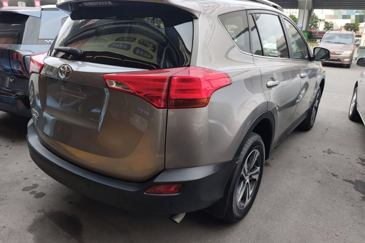 Used Toyota RAV4 2015 2.0L CVT Two-Wheel Drive Fashion Edition Rear Right 45 Deg