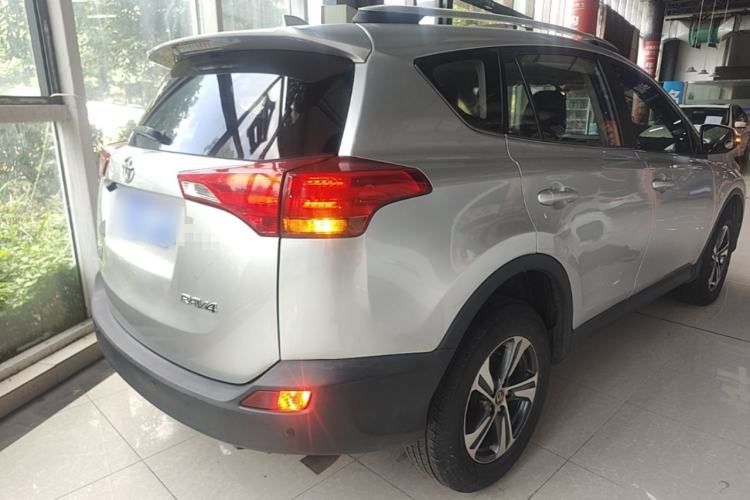Used Toyota RAV4 2015 2.0L CVT Two-Wheel Drive Fashion Edition Rear Right 45 Deg