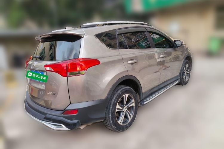 Used Toyota RAV4 2015 2.0L CVT Two-Wheel Drive Fashion Edition Rear Right 45 Deg