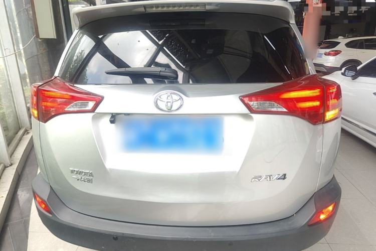 Used Toyota RAV4 2015 2.0L CVT Two-Wheel Drive Fashion Edition Rear
